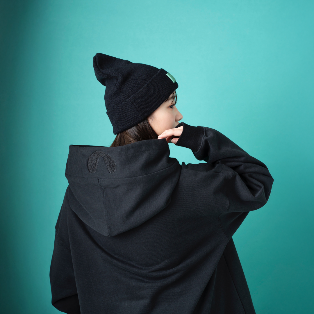 hira with mellow rubber logo beanie