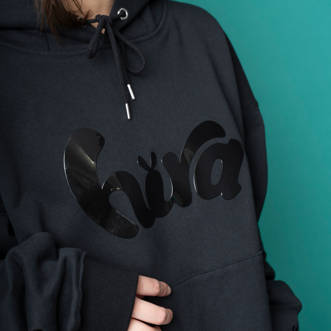 hira with mellow enamel print hoodie / Black