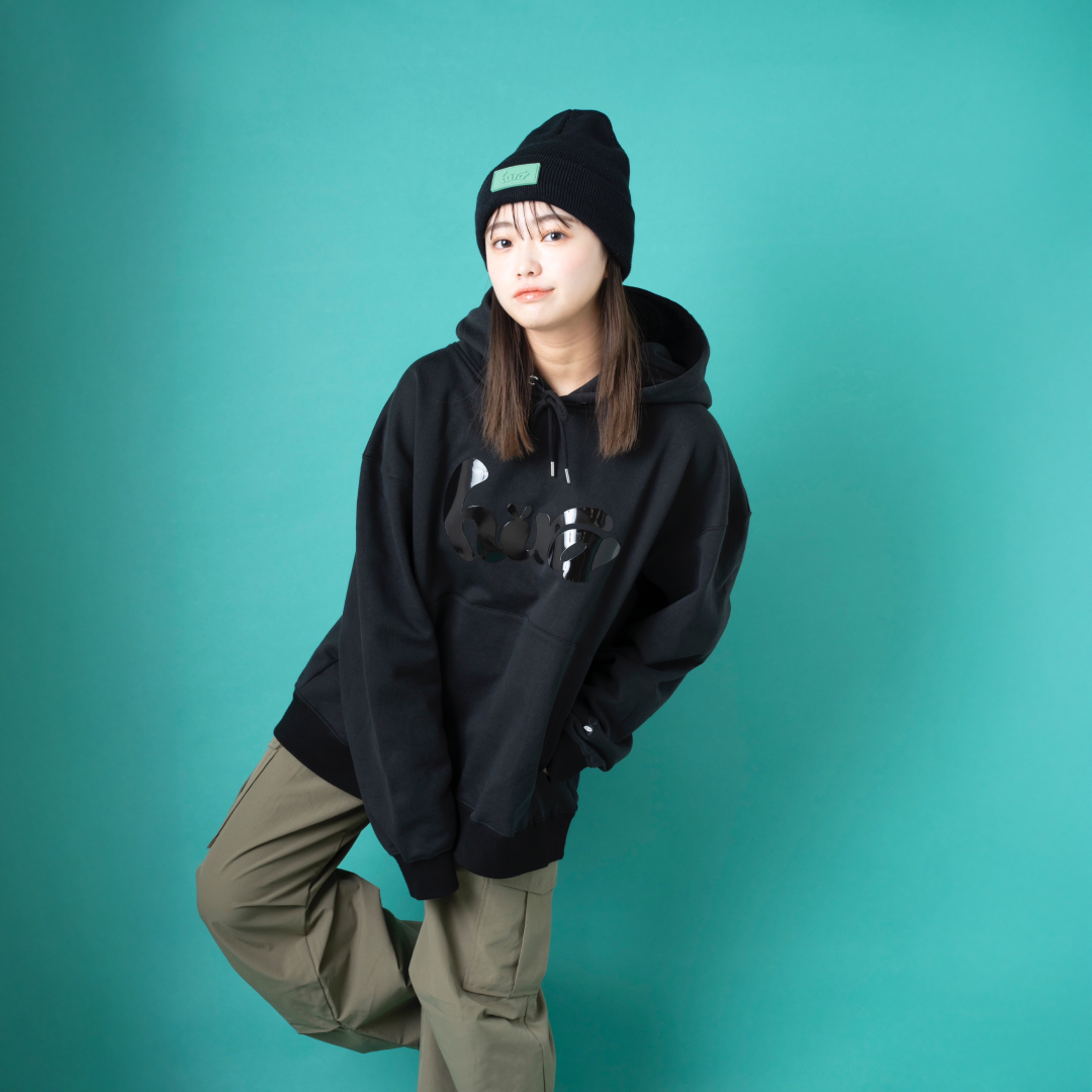 hira with mellow enamel print hoodie / Black