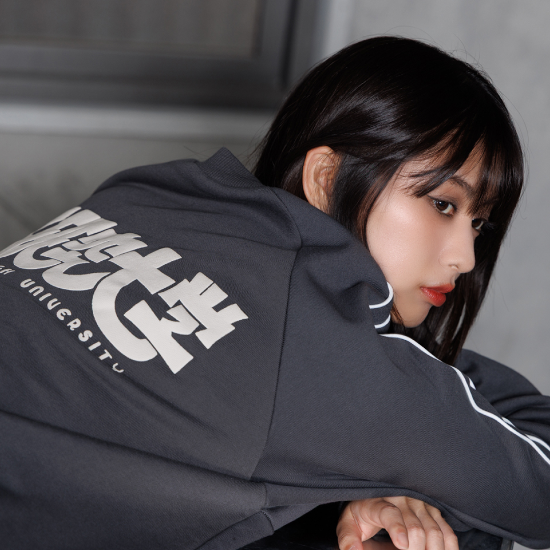 GIRLS RESEARCH UNIVERSITY with mellow SWEAT SET UP