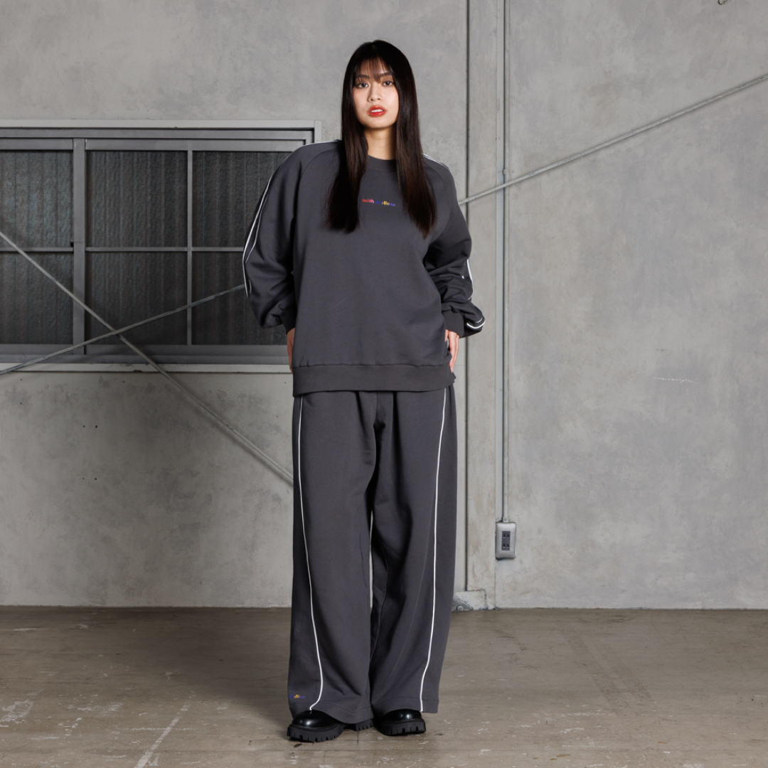 GIRLS RESEARCH UNIVERSITY with mellow SWEAT SET UP