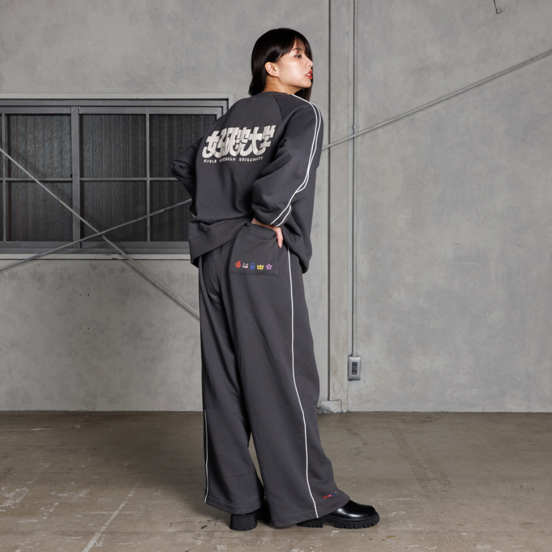 GIRLS RESEARCH UNIVERSITY with mellow SWEAT SET UP