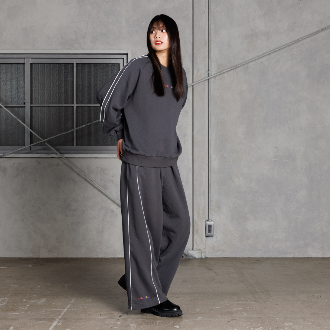 GIRLS RESEARCH UNIVERSITY with mellow SWEAT SET UP