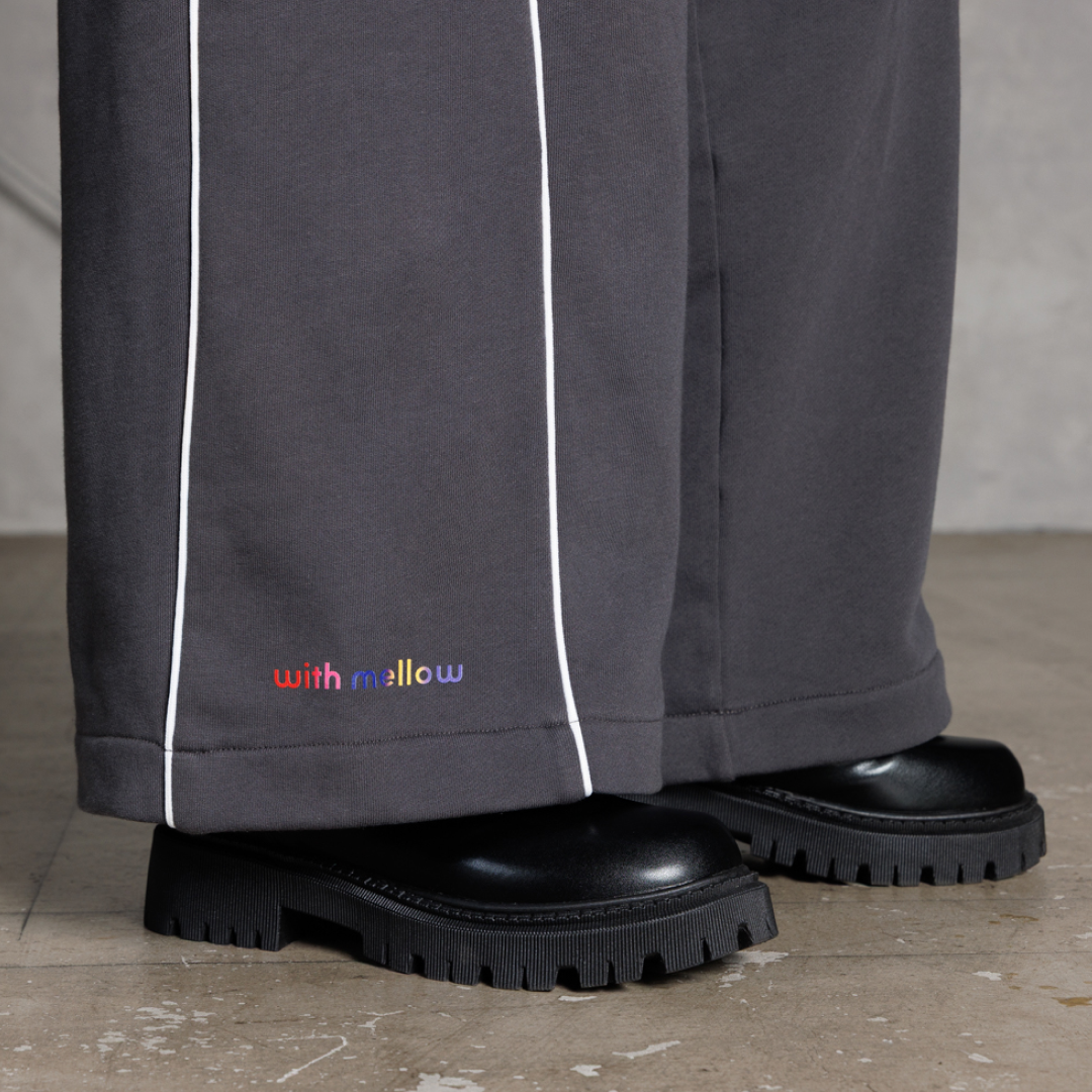 GIRLS RESEARCH UNIVERSITY with mellow SWEAT SET UP